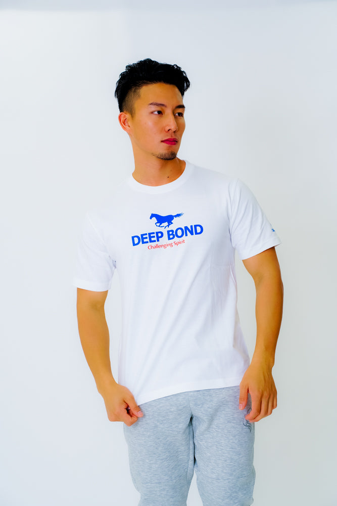 30%OFF【ディープボンド】DEEPBOND 絆” Version 凱旋門賞 公式 スタッフ Tシャツ(White)