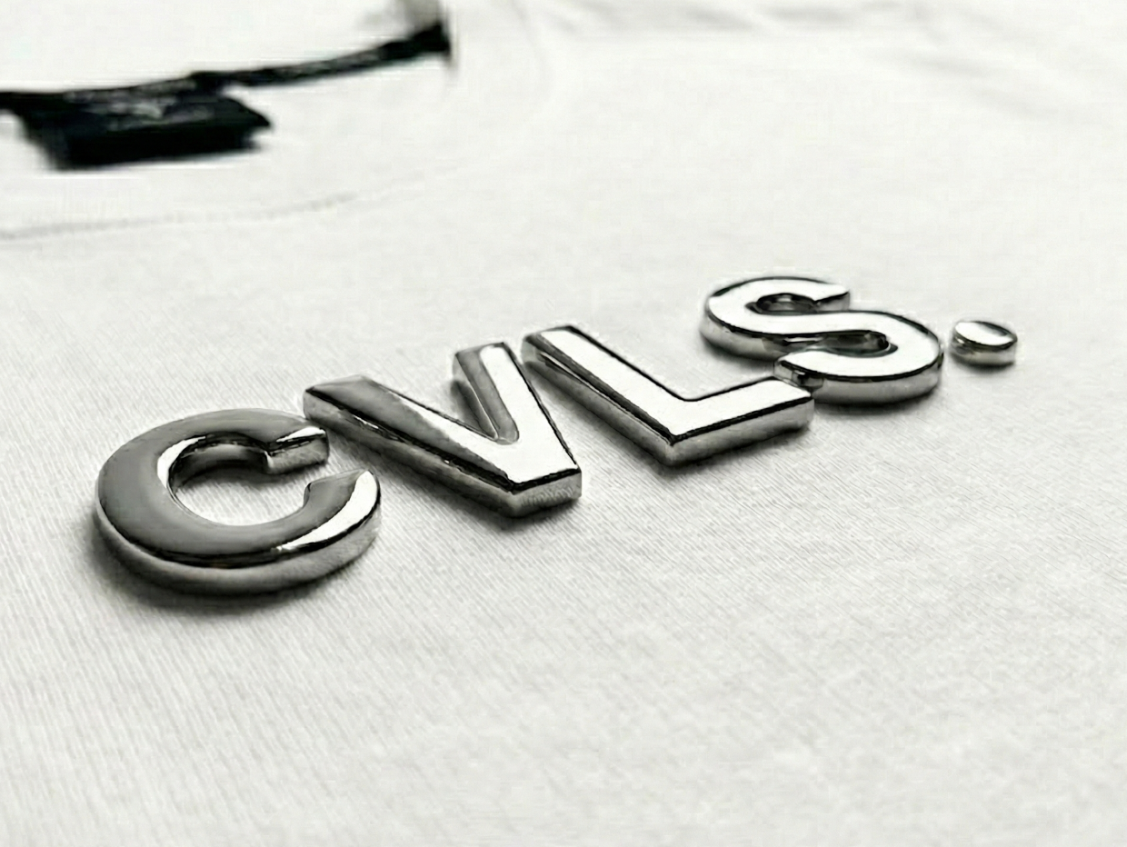 【CAVALEIROS.】METAL ORIGINAL LOGO FIT T-SHIRT White