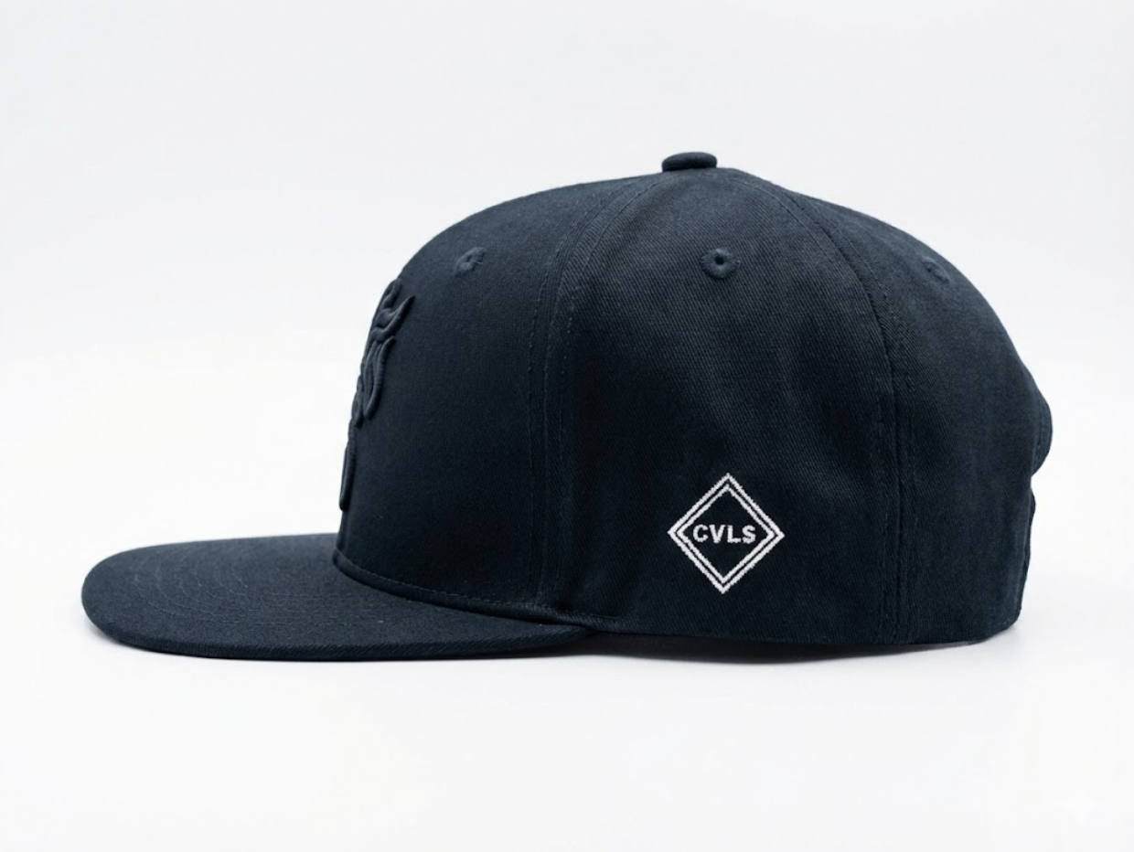 【勝利の女神キャップ】CAVALEIROS.ORIGINAL シグネチャー・キャップ / Black logo mark